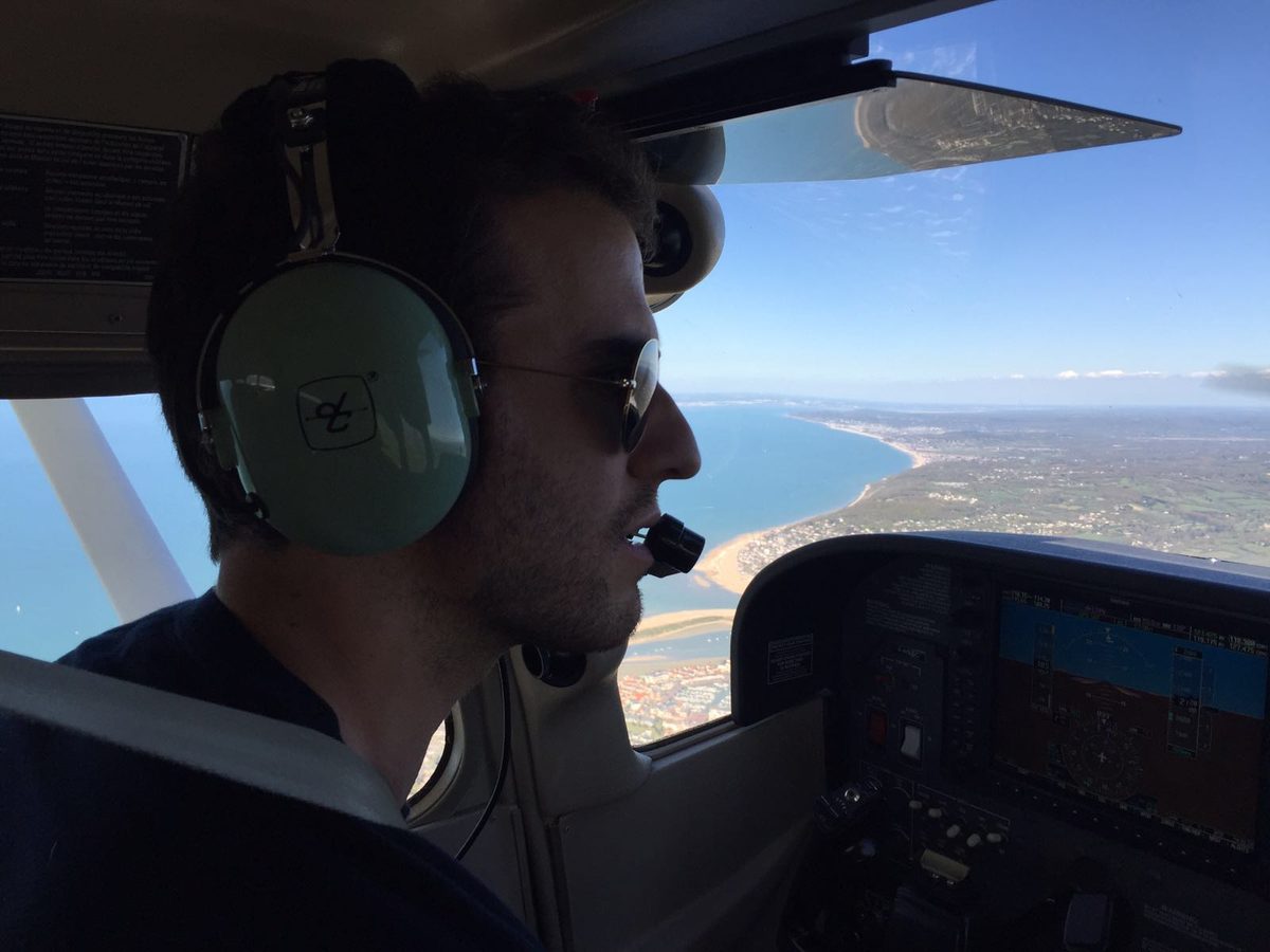 Cross-Country — VFR navigation along the French coast, hour-building years