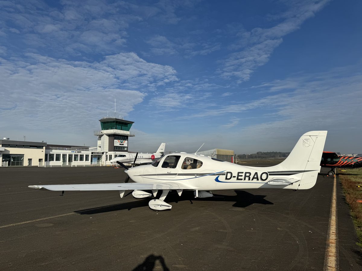 Le Mans Ramp — D-ERAO on the apron, cross-country stop